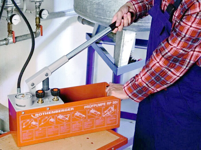 Опрессовочный насос Ротенбергер с встроенным манометром в процессе опрессовки. 