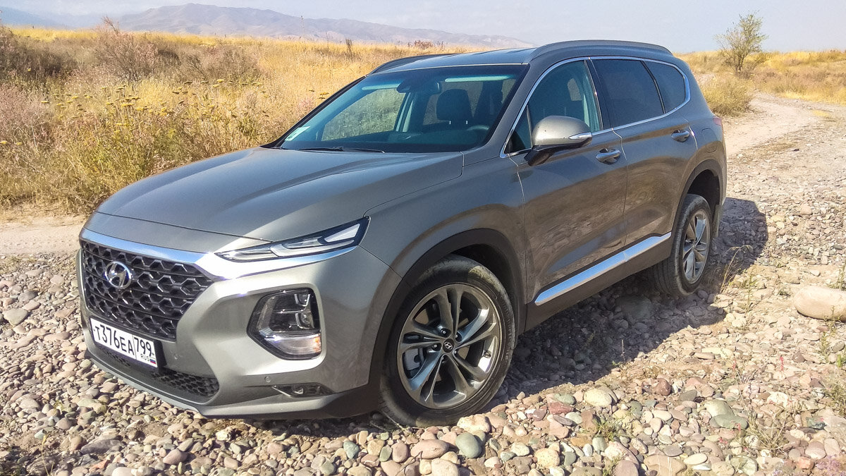 О дизайне Hyundai Santa Fe каждый может судить сам, но то, что он броский не поспоришь. Основа композиции, конечно, оптика. Увы, работает она не так круто, как выглядит.