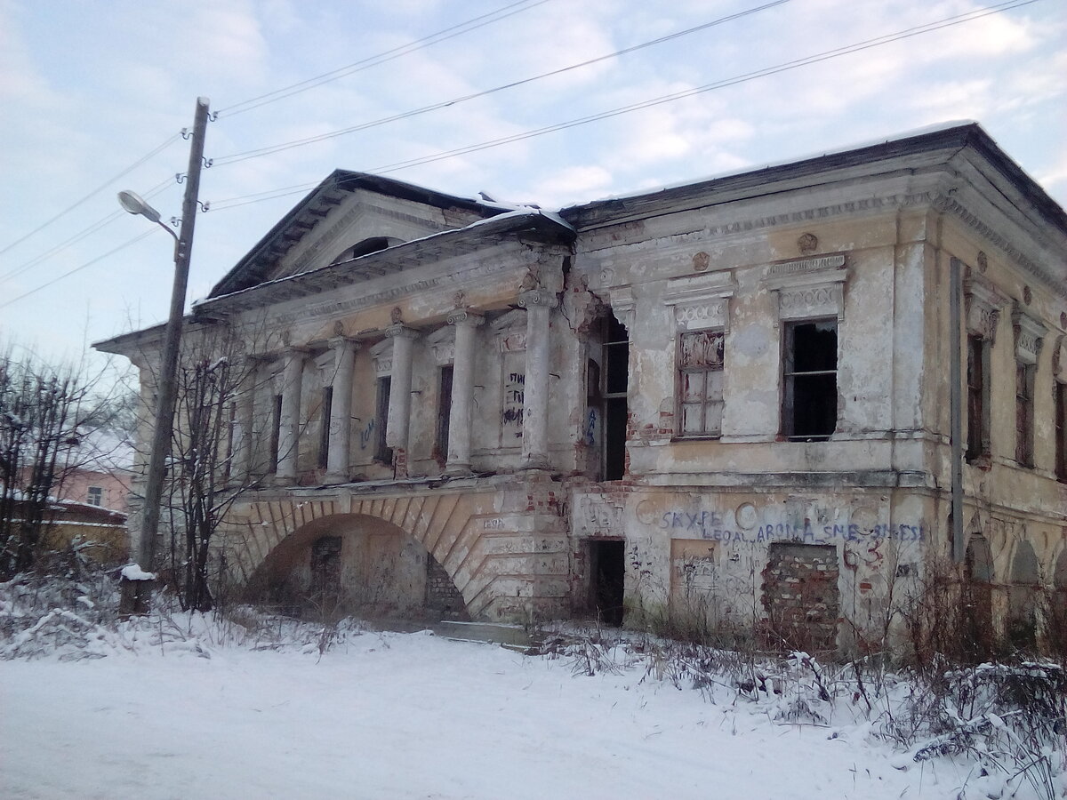 Здание бывшей Скулябинской богадельни - как такой наглядный пример отношения к исторической памяти. Фото автора. 