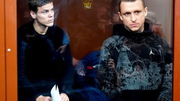 Фото: championat.comТаким образом, как сообщает «Чемпионат», футболисты останутся под стражей до истечения второго срока их задержания. Такое же решение принято и в отношении младшего брата Кокорина Кирилла и их общего друга Александра Протасовицкого.
