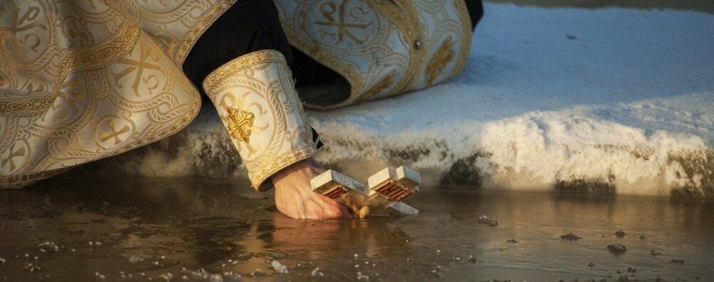 Сегодня ночью тысячи верущих Ростова-на-Дону будут купаться в проруби. Ранее ВЦИОМ выяснил, что в России это делать будут 63% опрошенных россиян.