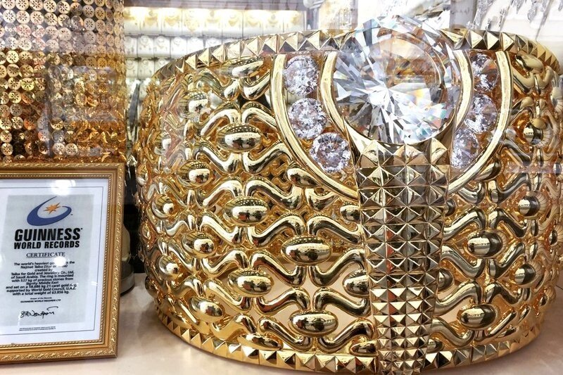 поговаривают, если вовремя не закрыть глаза, из них потечет золото