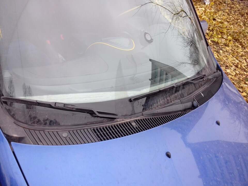 
Купить ума много не надо, а вот подключить… Для начала я решил приклеить сами элементы и прокинуть провода. Сняв пластиковую накладку и при помощи спицы прокинул провода и вывел их опять же как и в прошлые разы к пепельнице в центральной консоли. Потом обжал провода клеммами и закрепил концы чтобы они не "убежали" случайно куда нить внутрь сами.

После этого я наклеил сначала правый элемент, который, к слову, клеить очень неудобно. Ножницами снизу по углам самоклейка была подрезана вплоть до нитей нагрева и лента приклеена максимально вправо и вниз.

К сожалению с учётом изгиба стекла и прямой ленты, а также что углы ленты упираются в кузов — в середине получается волна, которая довольно таки сильно вылезает вверх. Очень некрасиво, но иначе я не знаю как можно сделать, или двигать левее или не клеить нижние угля… не знаю как люди делают аккуратнее.
Со второй лентой проще, стекло практически прямое посередине, её приклеил чисто ориентируясь на большой дворник и максимально вниз.

Второй нехороший момент — перехлёст элементов нагрева. С учётом того что правый дворник 40см, а элемент нагрева 60см — в середине получается что левый элемент клеится на правый, не 20см конечно, чуть меньше, но тем не менее. Плохо это тем что правый элемент в этом месте будет греть не стекло, а левый элемент. Надеюсь последствий не будет никаких.
Вот примерный перехлёст:

Всё подключаем и прикручиваем на место пластиковую накладку. Приклеил ленты удачно, пластик нигде не упёрся в торчащие контакты и не пришлось переклеивать ленты или подрезать пластик.
Результат получился как про ту девочку, в которую никто не бросал мелочь — потому что она была НЕ ФОНТАН! Не очень я доволен, но т.к. не знаю как сделать лучше — оставил так.
