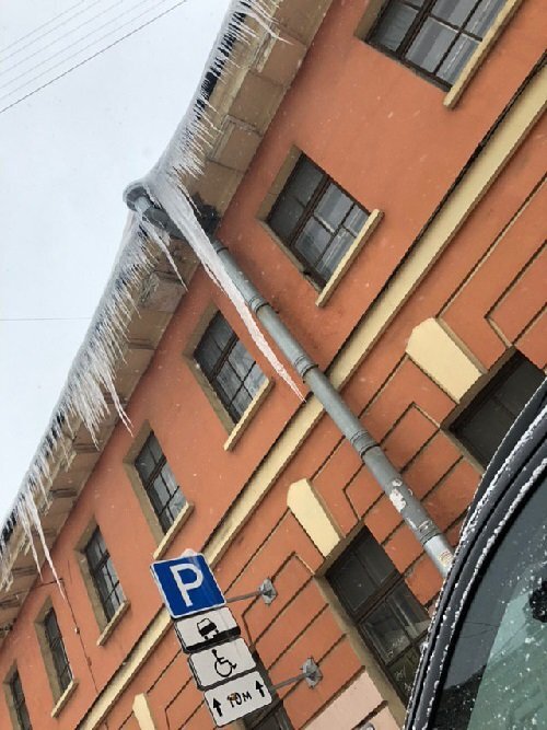 Двухметровая сосулька в переулке Крылова. Тротуар под ней не огорожен лентой. Фото ТК-канал "Лопата Беглова" 