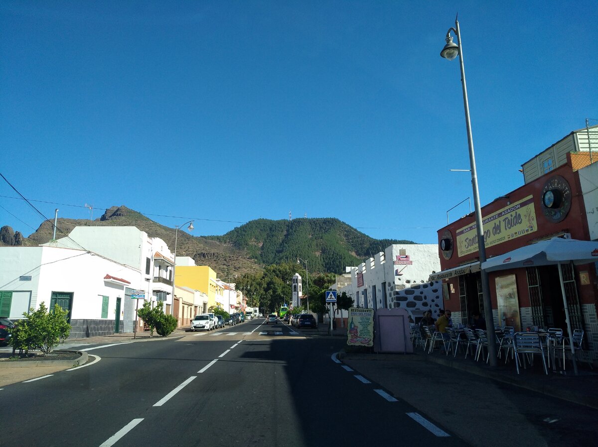 Сантьяго дель Тейде,  в Маску после церкви- налево. Фото автора