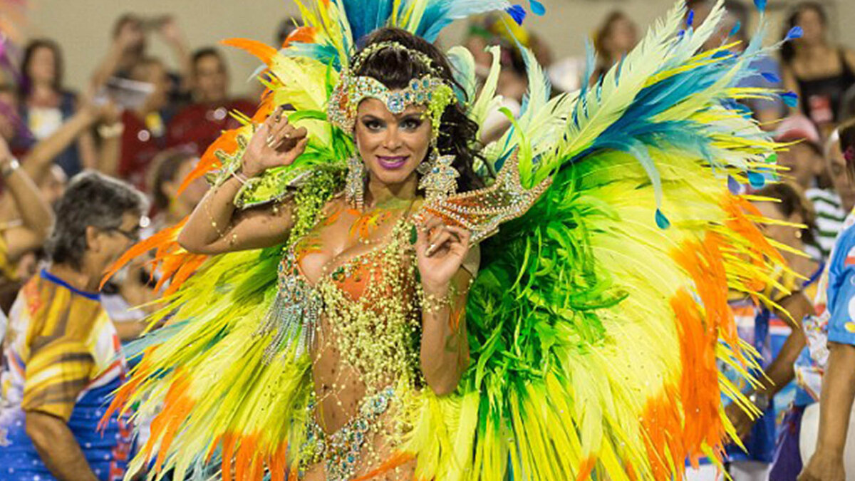 Полуголые танцовщицы на красочном карнавале в Бразилии (ФОТО)