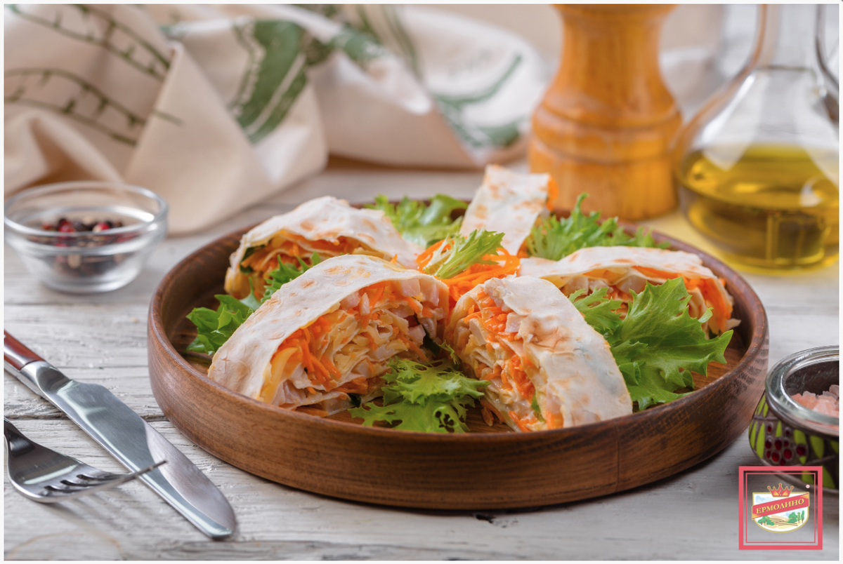 Закуска из лаваша с куриным рулетом и корейской морковкой