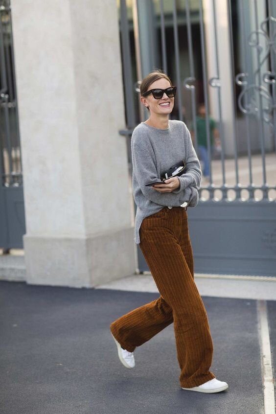 С чем носить коричневые женские брюки: 10 трендовых образов