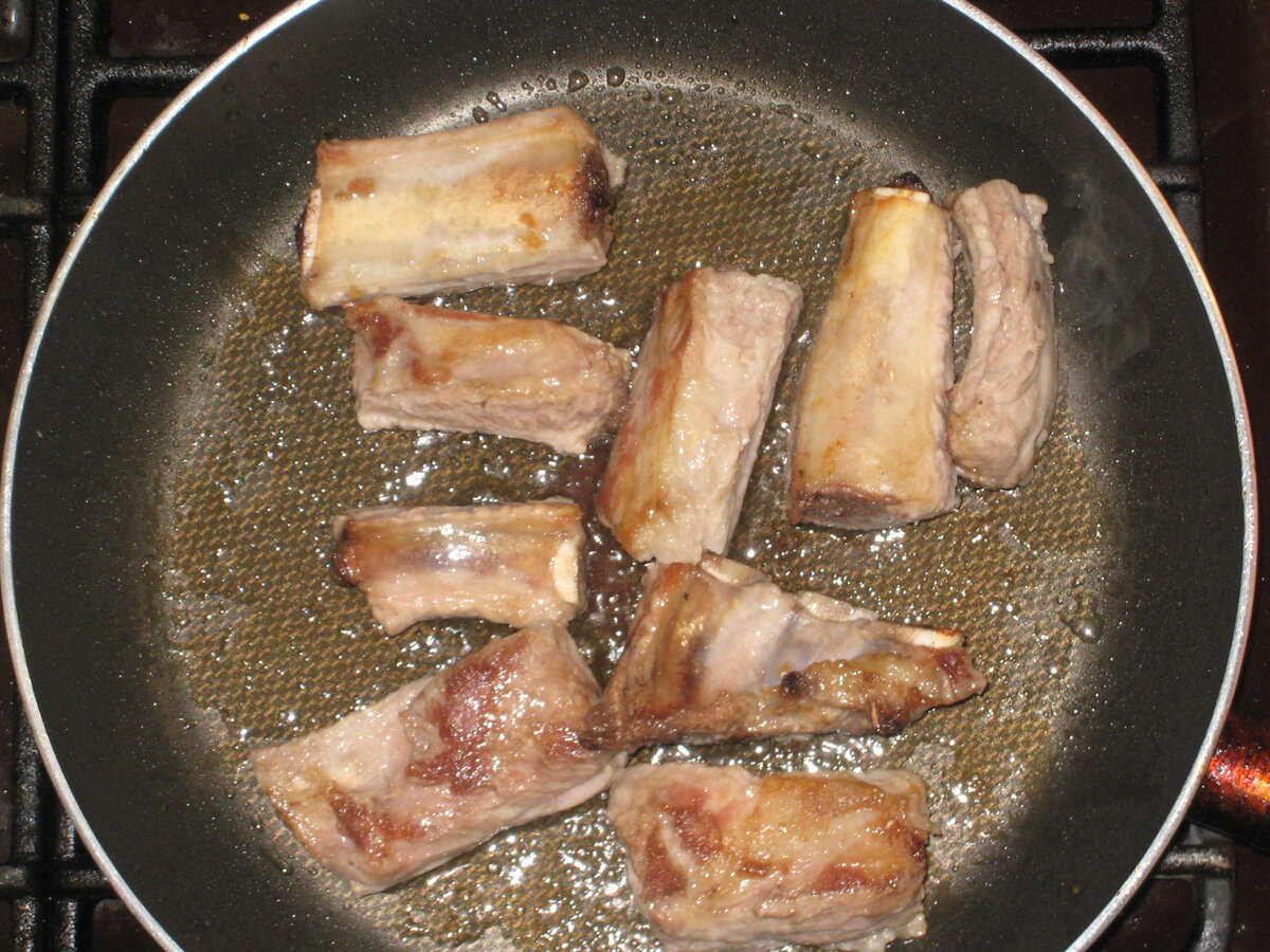 Рёбра свиные тушёные в сковороде