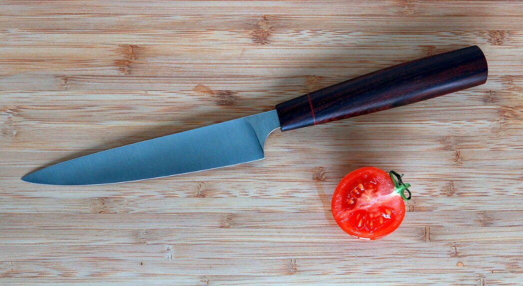 Почему лучше не оставлять нож на столе читайте ниже