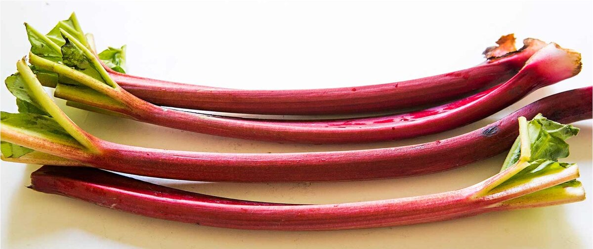 Черешки ревеня, которые можно употреблять