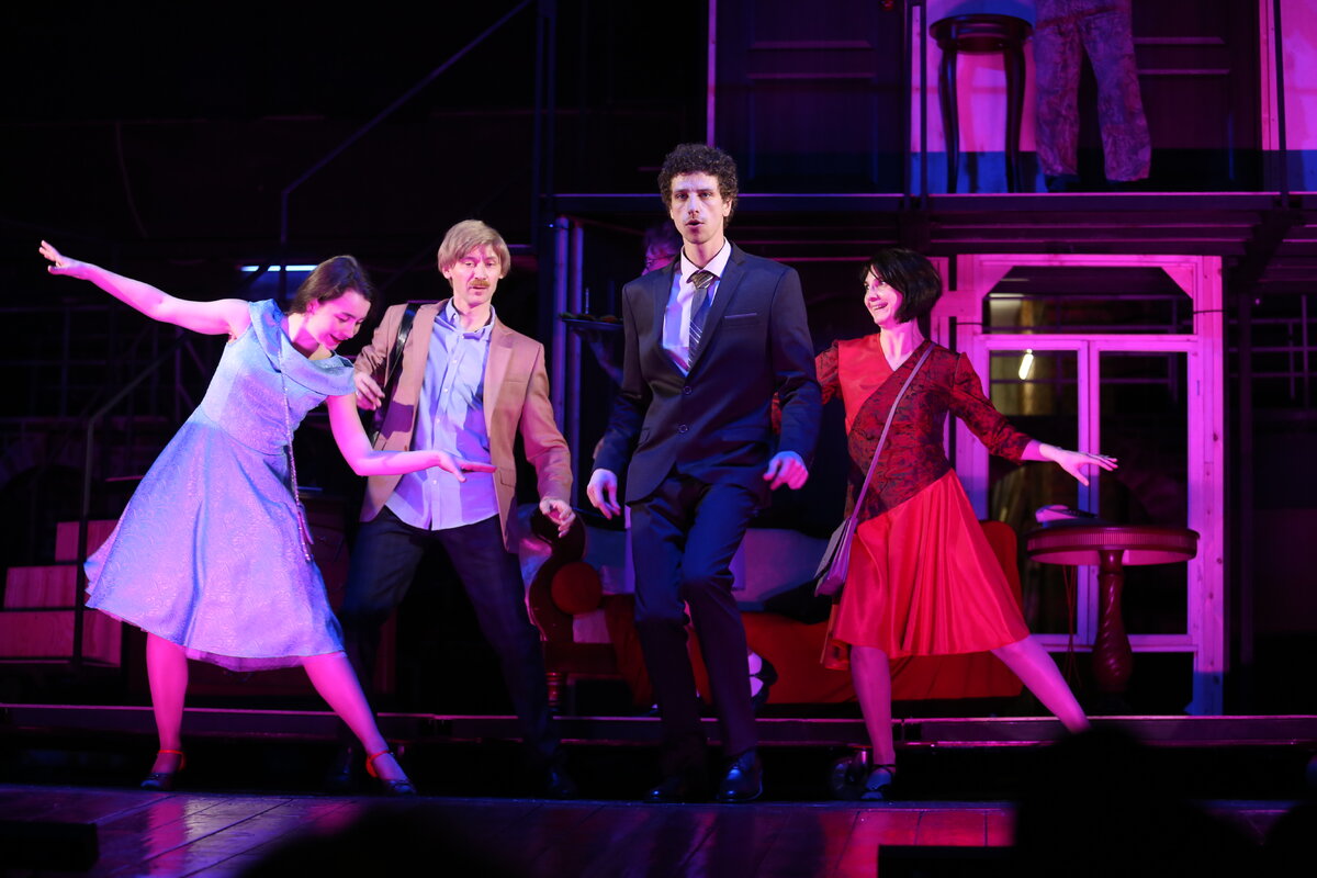 Краснодарский молодежный театр. Сайт театра молодежи. Фотосессия молодежного театрального коллектива. Драматический театр молодежи владивосток зал. Молодежный театр владивосток.