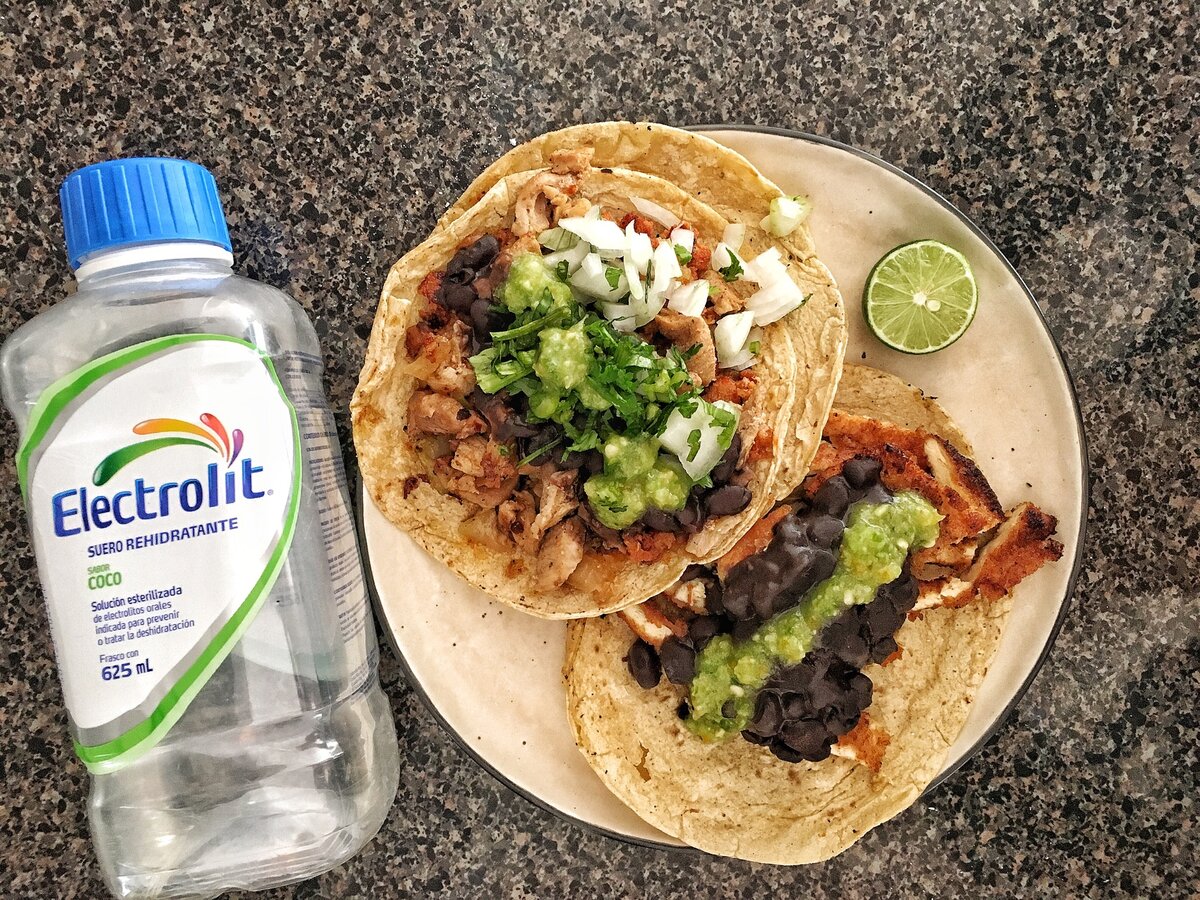 Куриные тако с фасолью и зелёным соусом 