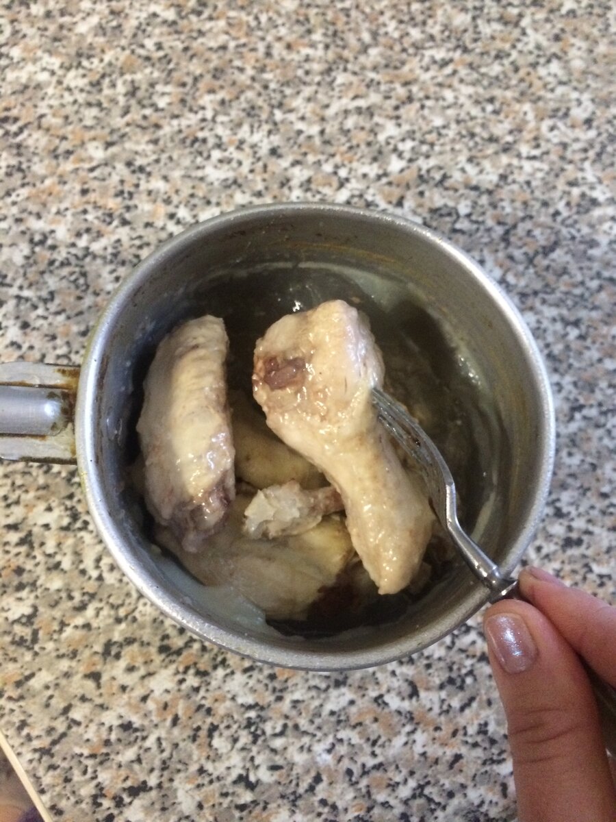 Каждое крыло состоит из 3-х частей, самая мясистая, на одной толстой кости - как на фото на вилке, менее мясистая, на двух костях потоньше - лежит левее, и третья, там только тоненькие косточки и кожа, мяса совсем нет, это кончик крыла, он отдаётся уличным кошкам при разделке сырых крыльев.