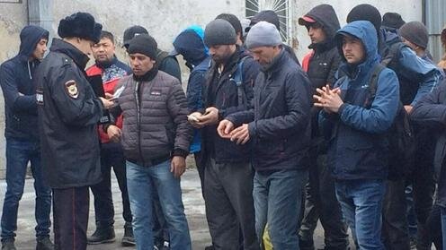  Облава на мигрантов на иркутском рынке. Фото пресс-службы ГУ МВД по Иркутской области