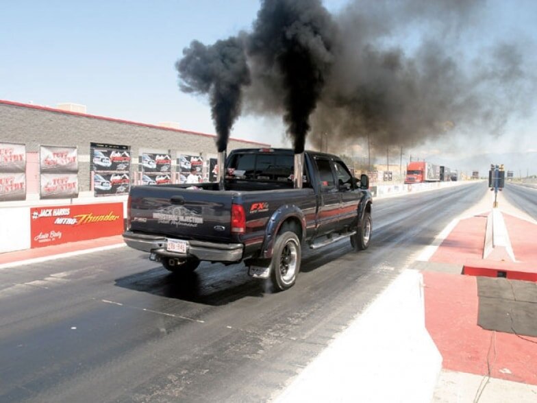 Черный дым на оборотах. Дизельный автомобиль. Дизельный выхлоп. Автомобиль дымит. Черная машина в дыму.