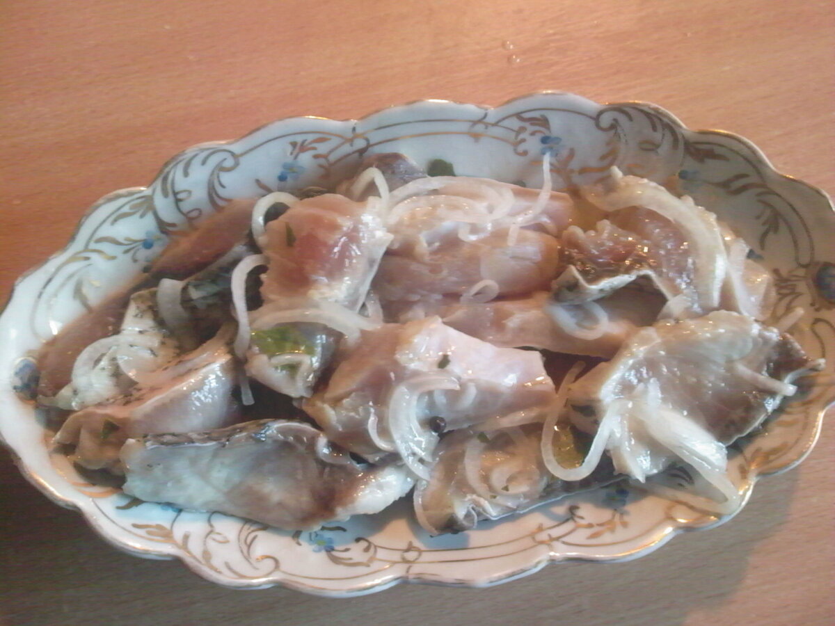 Мои друзья всегда удивлялись, почему я не покупаю в магазинах малосольную красную рыбу. Всё просто: на моей родине её малосолят сами. И делается это предельно просто. Покупается тушка форели, кеты и горбуши, разрезается вдоль хребта на 2 пласта. Рыба не чистится! Горсть (неполную) сахара и горсть (большую) крупной соли смешиваем с чайной ложкой свежемолотого перца, натираем этой смесью пласты рыбы и засовываем их в трехлитровую банку. Для аромата можно добавить душистый перчик и лавровый лист. Сутки в холодильнике – и вкуснейшая рыба готова. Останется только красиво порезать рыбку, предварительно протерев её салфеткой, смоченной в оливковом масле.