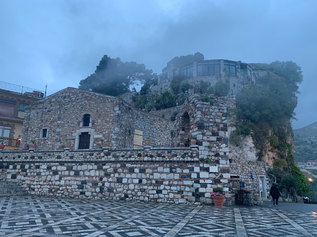 Облака на главной площади города