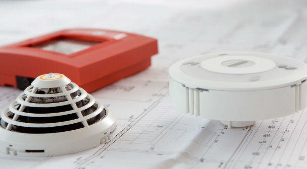 Пожарная сигнализация позволяет быстро обнаружить возгорание, оповестить об этом людей и включить приборы автоматического тушения пожара. Система пожарной безопасности будет функционировать без задержек, если ее проектированием и установкой занимались профессионалы. Обученный персонал специализированной компании, имеющий к тому же все необходимое оборудование, сможет качественно осуществить все стадии ее монтажа.