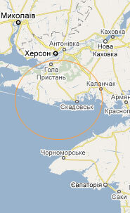 Вдоль морского побережья расположены песчаные острова, полуострова и косы. Самые большие из них - остров Джарылгач, полуостров Ягорлыцкий Кут, Тендровская коса, Бирючий остров и Арабатская стрелка. Херсонская область предлагает на выбор отдых на Черном море или отдых на Азовском море. Курорты Херсонской области занимают территорию свыше двухсот километров. На побережье хорошо развита курортная инфраструктура, пляжи песчаные, море хорошо прогревается. Курорты предлагают недорогой отдых с детьми в Херсонской области. На территории Херсонской области расположены два биосферных заповедника всемирного значения – Аскания Нова и Черноморский биосферный заповедник. Пляжи Херсонской области имеют своих постоянных почитателей, приезжающих сюда на отдых у моря. Херсонская область, благодаря уникальному климату и умеренным ценам, привлекает на отдых на Черном и Азовском море огромное количество отдыхающих из различных областей Украины, а также стран ближнего и дальнего зарубежья. Климат – умеренно континентальный. Среднегодовая температура в Херсонской области составляет +10 С, минимальная составляет -31 С, максимальная +40 С. Количество ясных солнечных дней достигает 170 в году. Отдых 2019 летом на Черном море в Херсонской области предложат провести более чем 300 пансионатов, баз отдыха, детские лагеря, санатории, различные оздоровительные учреждения. Херсонская область – это не только отдых у моря, здесь разработаны уникальные технологии лечения тяжелых заболеваний термальными источниками, солью, грязями. Отдых на Черном море в Херсонской области – это отдых у моря на курортах: Скадовск, Лазурное, Железный Порт, Приморское, Хорлы.Отдых на Азовском море в Херсонской области - это отдых у моря в Геническе, на Арабатской стрелке в селах Генгорка, Стрелковое, Счастливцево. Отдых у моря на каждом из этих курортов имеет свои особенности и своих поклонников. Где отдохнуть на Черном море в Херсонской области? Это может быть вполне цивилизованный и уютный Скадовск, а могут быть и поселки менее известные со смешными, по сравнению с Одессой, ценами на проживание, но и с плохо развитой инфраструктурой и транспортной развязкой. 
Корпоративный отдых на Черном море, семейный отдых у моря, индивидуальный отдых на Черном море, детский отдых, оздоровительный отдых – все это в полной мере предоставят Вам базы отдыха Черного моря в Херсонской области.