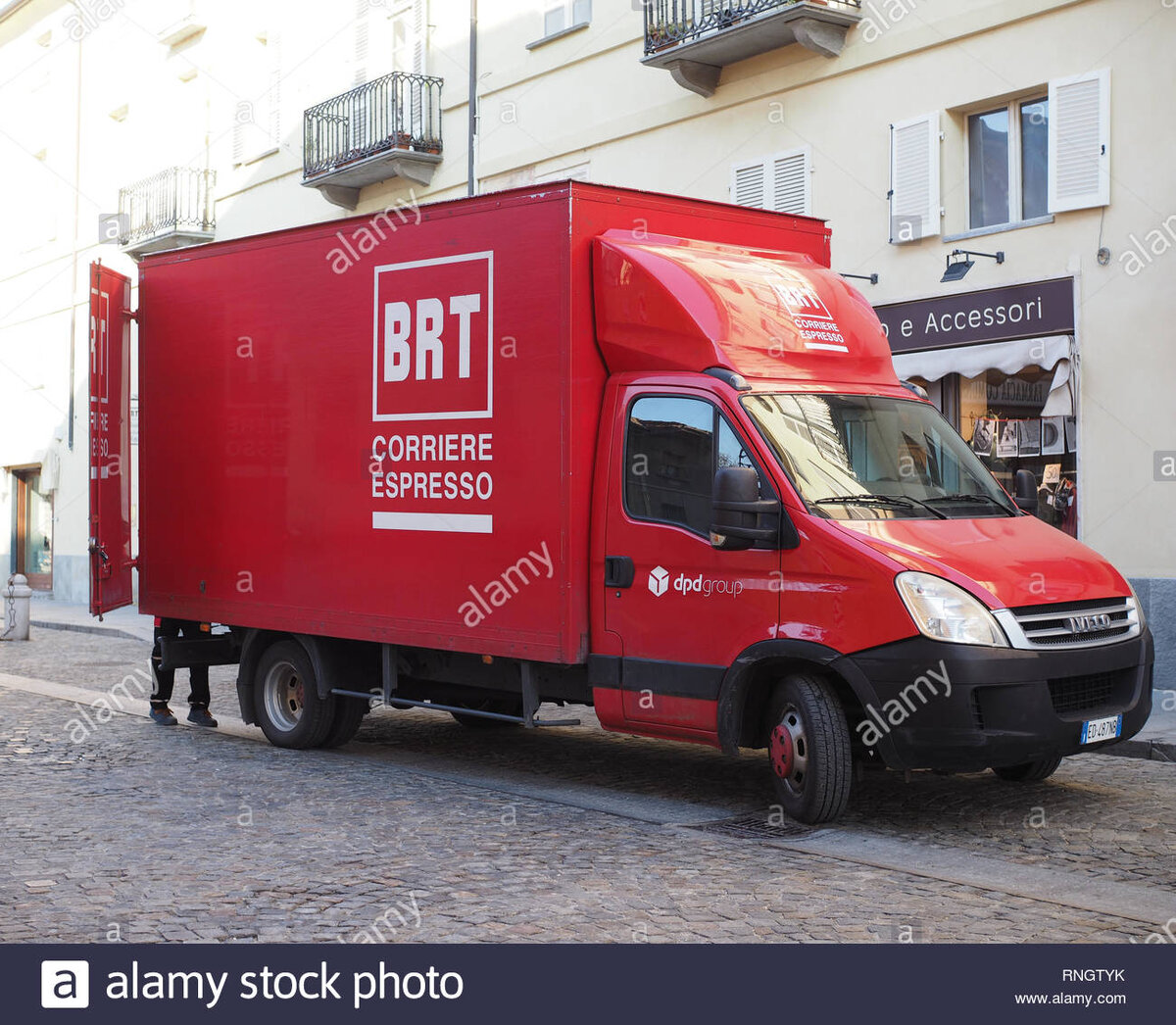Такие фургоны курсировали у меня под окном