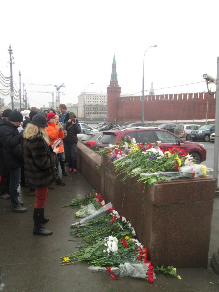 Люди возлагают цветы на месте убийства Бориса Немцова. Фото автора.