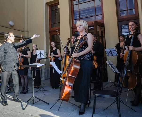 Место: Александровский парк, перед зданием театра «Мюзик-холл»
