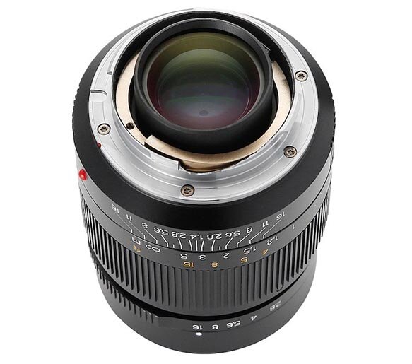 Компания Leica заказывает свои матрицы, разработанные по дизайну инженеров из немецкой компании, предположительно, компании Toshiba. При этом матрица имеет специфичное распределение микролинз на её поверхности: по центру они стоят абсолютно ровно, а по мере смещения к краям, микролинзы сдвигаются ближе к центру матрицы. Это обусловливает необходимость снижения преломления падающих лучей света, чтобы создавать меньше хроматических аберраций за счет рассеивания светового потока вследствие преломления.