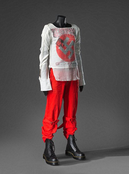 Vivienne Westwood. Блуза с надписью Destroy (с англ. Разрушай) и свастикой. 1976-78. Национальная галлерея Австралии, Канберра