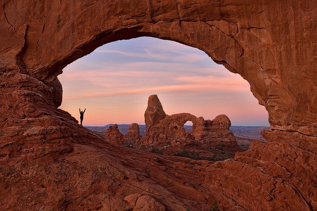 2. Арки на первый взгляд выглядят хрупкими, но на самом деле они отлично противостоят воздействию различных атмосферных явлений. Самые известные скальные образования — это Изящная арка, Башенная арка, Двойная арка, Северное окно и Южное окно. 
