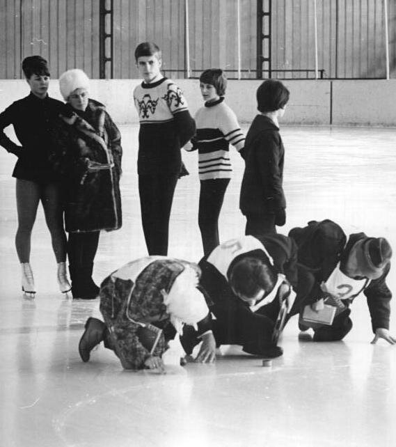Судьи изучают оставленный фигуристом след, 1964г