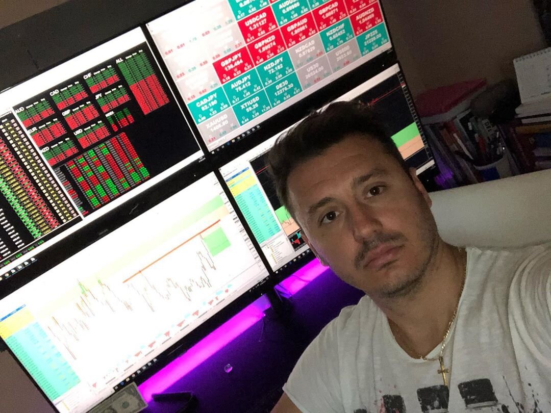  Среди начинающих трейдеров ходит огромная масса слухов и мифов о деятельности брокерских контор. В этом коротком посте я их развею 😁 и ты узнаешь всю правду о брокерах 😨😨😨 Заработок брокера состоит из той суммы. что взимается у тебя за открытие сделки. Если ты вспомнишь свою последнюю сделку, то как только ты ее открыл - она сразу же оказалась в минусе. Почему? Потому что брокер сразу же забрал свою комиссию. Помни, что за открытие каждой сделки ты платишь компании в которой открыл форекс счет. 🙀🙀🙀 Плата бывает разной. Зависит от величины такого показателя, как "спред" и комиссия. Не знаю ни одного брокера, у которого вообще нет спреда. Но знаю, что часто они любят выёживаться малым размером спреда при увеличенной комиссии. В общем на первом этапе я бы рекомендовал тебе обращать внимание на размер спреда в компании и выбирать счет без дополнительной комиссии. Так проще 😇😇😇 За что берет брокер эти деньги? Он дает кредитное плечо (чтобы ты зарабатывал больше), предоставляет удобный терминал для торговли, ну и конечно же выводит твои сделки на рынок. Обычно это небольшая плата, и составляет не более 1% от того, сколько ты можешь заработать на сделке. Но конечно, брокер заберет свою комиссию, даже если ты ошибся и получил убыток. ☝☝☝👨🏫️👨🏫️👨🏫️😨😨😨😨😨 Брокер всегда в выигрыше, ты - нет. Но в итоге, лишь от твоего умения анализировать график - зависит твой заработок. Брокеру по сути выгодно, когда ты зарабатываешь - ты увеличиваешь объем сделок - брокер получает больше комиссии. 
