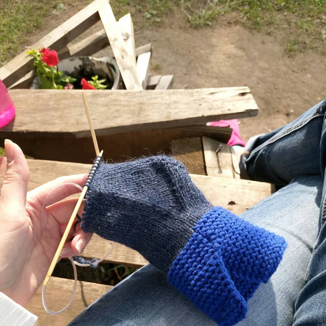 Как распогоживалось в странное лето-2019 - бегом вязать на улице!