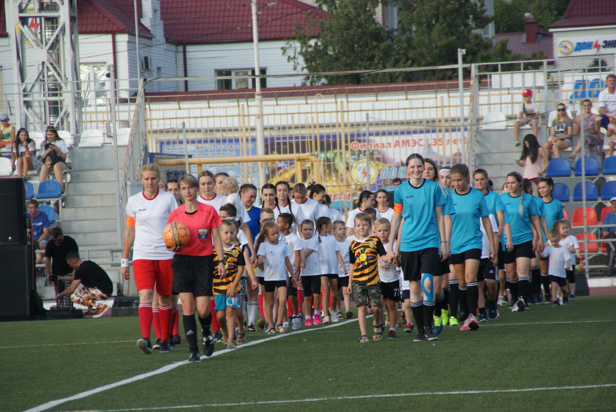 Сообщество мам Азова выступило с инициативой организации благотворительного футбольного матча в поддержку маленькой девочки, и десятки молодых мам откликнулись на призыв.