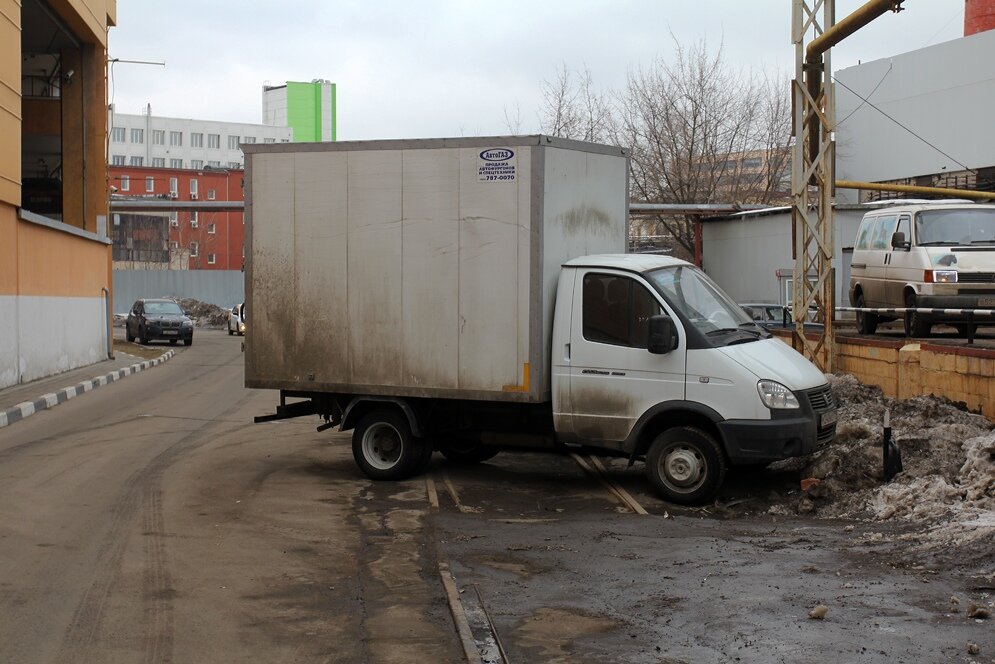 2. За тупичком рельсы продолжаются примерно столько, чтоб могло встать пару вагонов, а затем стрелка.