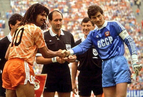 Руд Гуллит и Ринат Дасаев перед финалом Евро-88. Источник фото - ok.ru