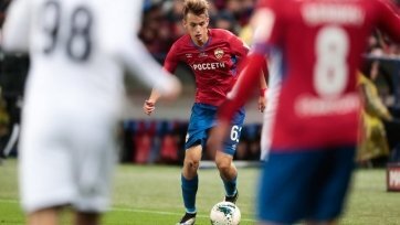 Фото: pfc-cska.comПобедная игра команды (ЦСКА выиграл со счетом 3:2) стала исторической и для 17-летнего Карпова, и для российского первенства. Тинейджер армейцев стал первым игроком 2002 года рождения, принявшим участие в матчах российской Премьер-лиги.
