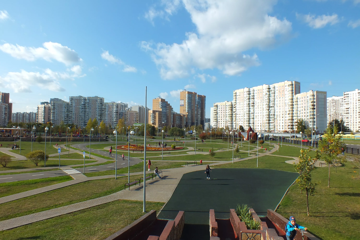 Парк им. Артёма Боровика с пешеходными и велосипедными дорожками, современными спортивными и детскими площадками. Зимой здесь лыжная трасса и каток