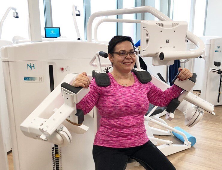 Эльза на тренажере для вращения рук в плечевом суставе вовнутрь