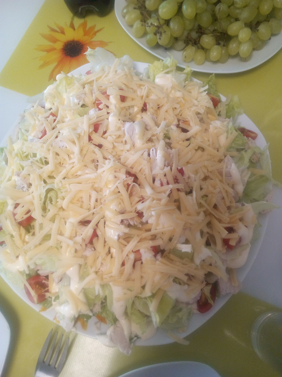 Салат цезарь. Сверху его еще можно посыпать сухариками