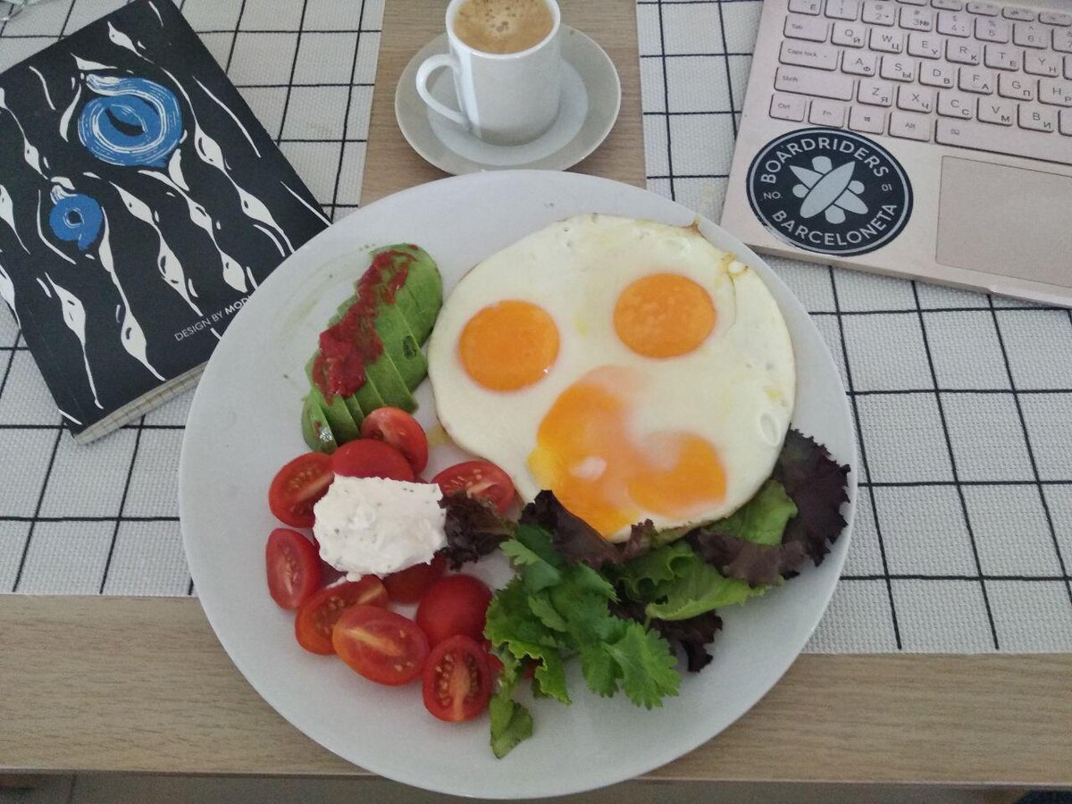 На тарелке те продукты, которые я ем каждый день: яйца, авокадо, томаты черри, зелень, творожный сыр.