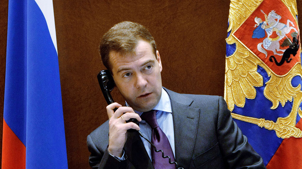 Медведев пародии. Медведев с телефоном. Медведев звонит. Медведев говорит по телефону.