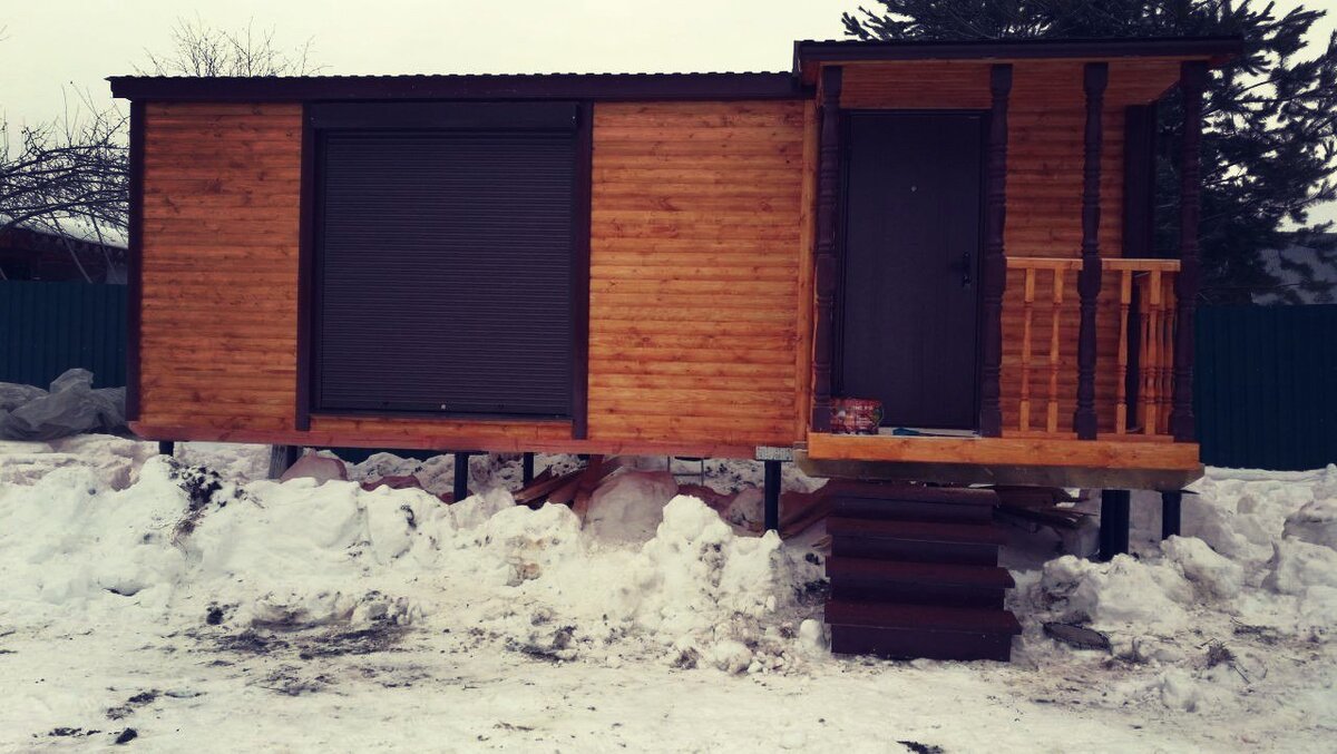 Рольставни на окнах.   