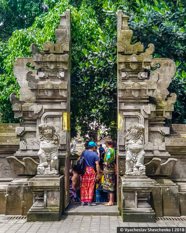 Священные ворота в храме Pura Tirta Empul на о.Бали, Индонезия