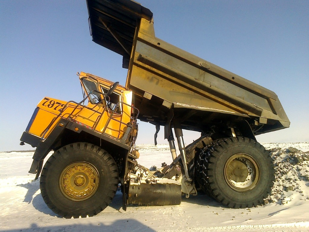 Самосвал это. БЕЛАЗ 7547 И КАМАЗ. Кузов БЕЛАЗ 7547. БЕЛАЗ 7547 рама. БЕЛАЗ-7519 (110 Т).