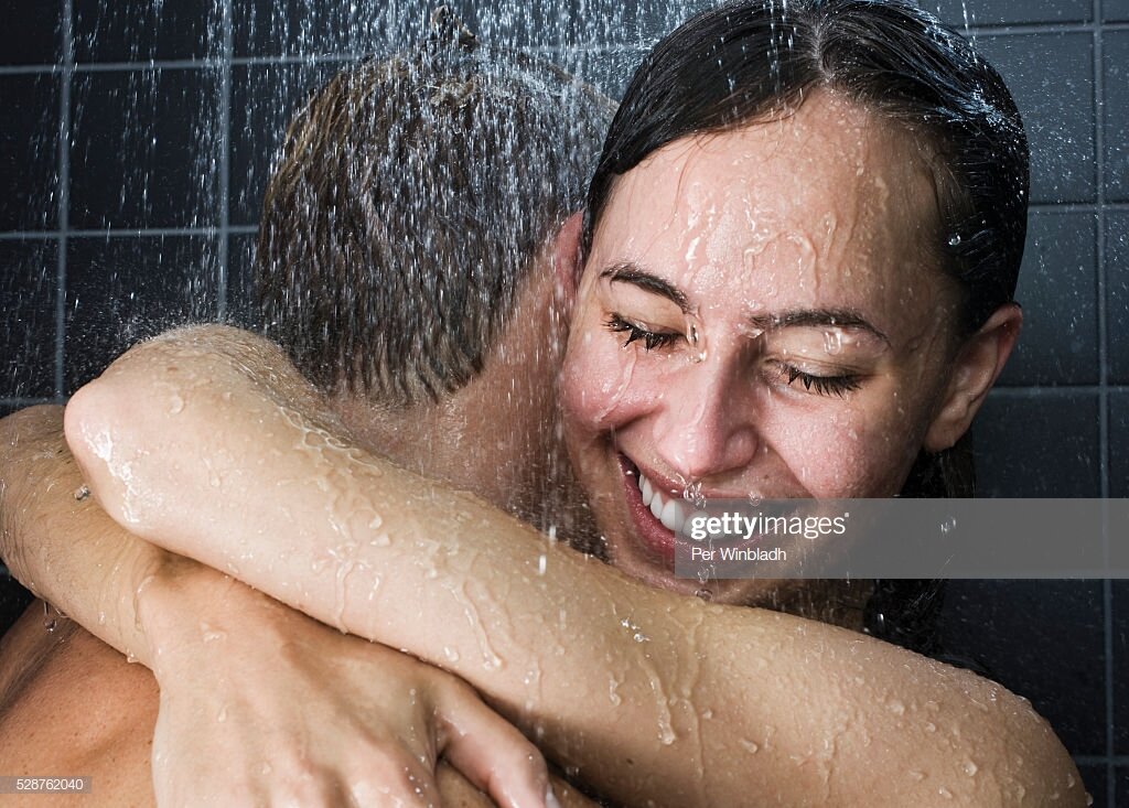 Girl takes shower. Мужчина и женщина вместе в душе. Мужчина и женщина в ванне. Мужчина и девушка в душе. Мужчина и женщина под душем.