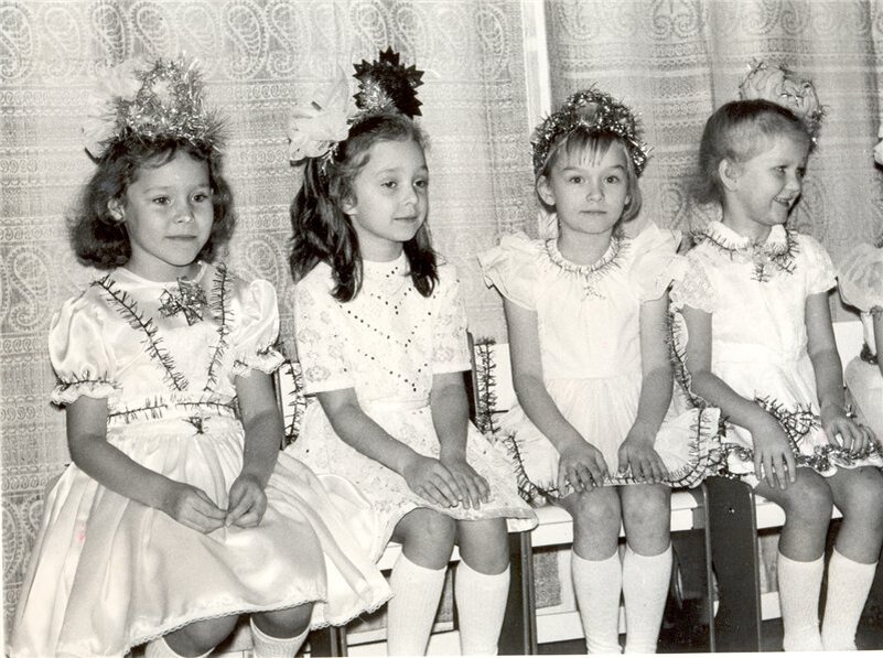 А вот и короны из проволоки обмотанные мишурой.