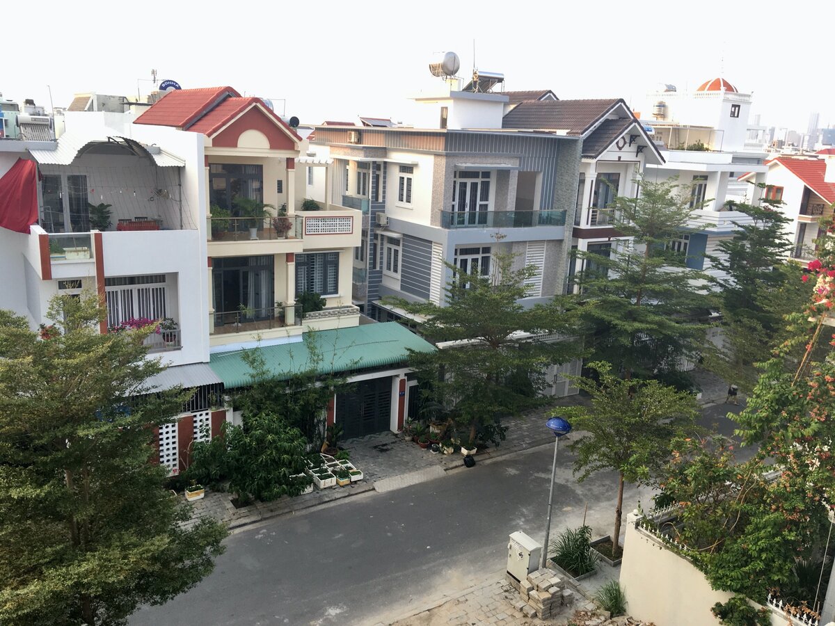 На этом фото 6 домов, котоыре принадлежат разным хозяевам.