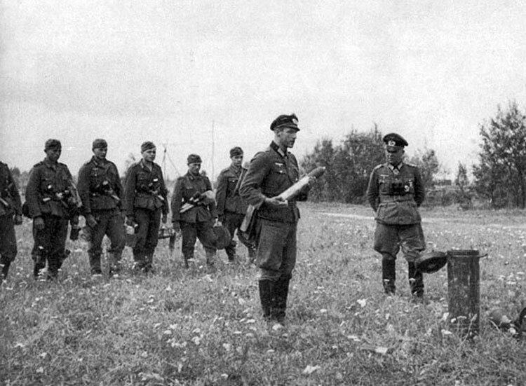 Фото с сайта allworldwars.com. "Лейтенант Мюллер, 14-я рота 506-го полка, демонстрирует новый противотанковый боеприпас, Волховский фронт, 1942"