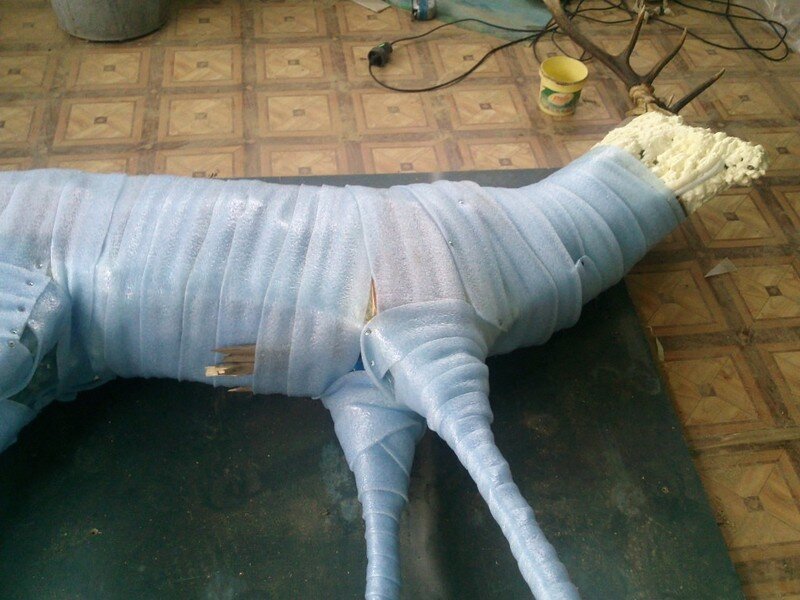 Обматываем каркас изолоном, который продается в любом магазине стройматериалов

